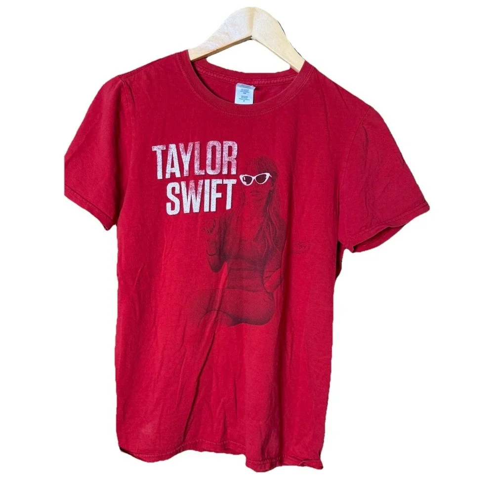 Taylor Swift Red Tour 2013 Concert White Sun Glasses T-Shirt Small Gildan‎ EUC